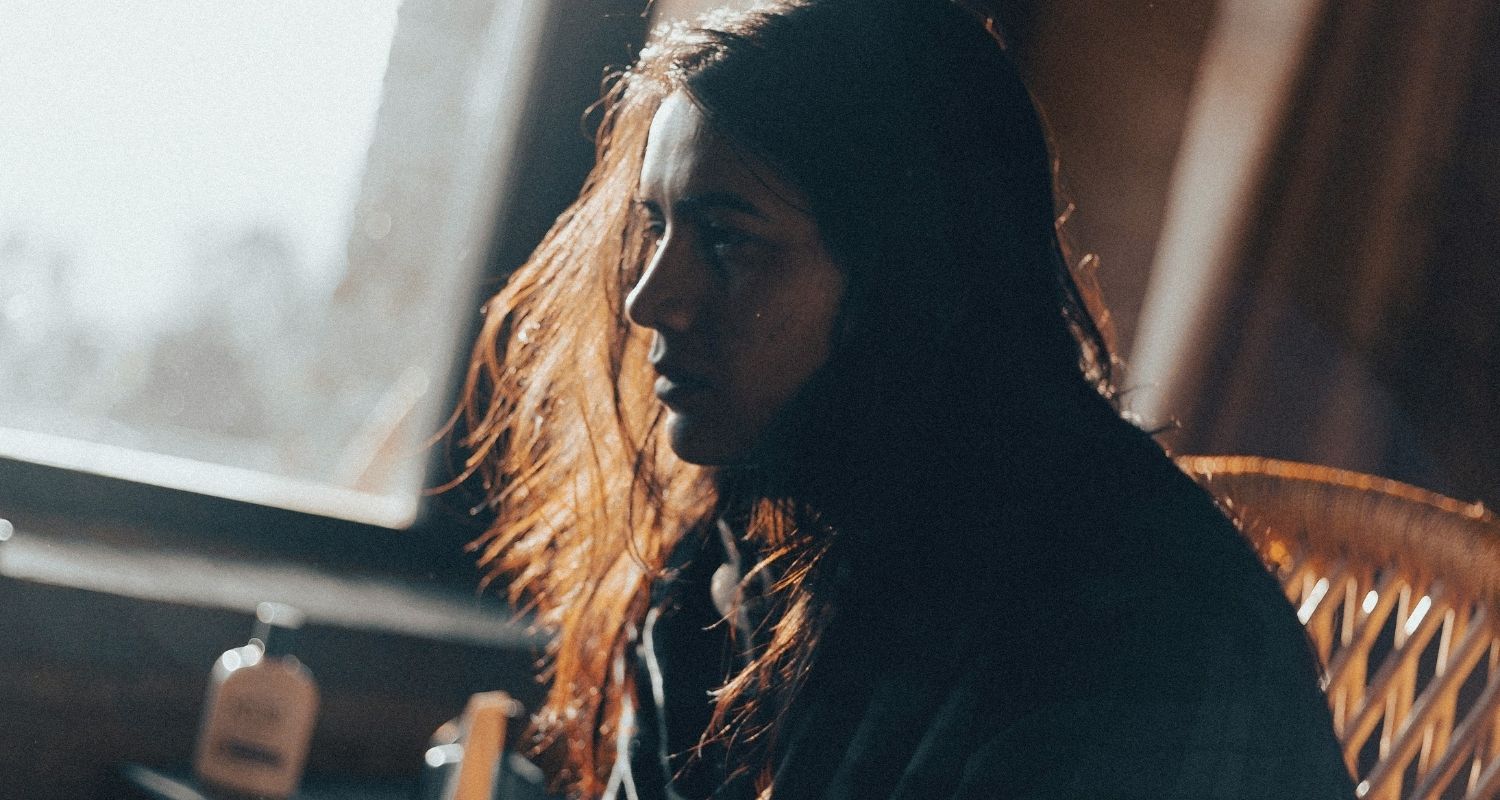 Gros plan d'une femme à l'air triste