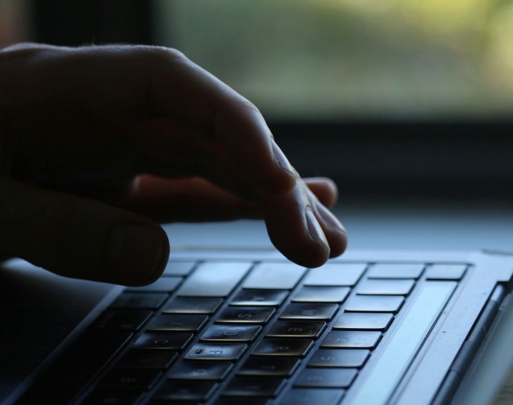 Doigts prêts à écrire sur un clavier d'ordinateur